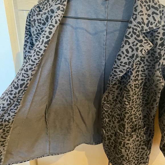 Modmodele Womans Jacket Sz Medium Cheetah Gray Two Button Pockets - Picture 10 of 15